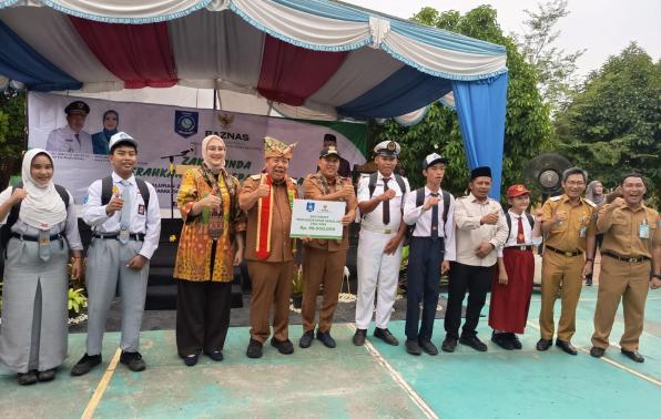 Gubernur Salurkan Bantuan Seragam dan Perlengkapan Sekolah untuk Siswa Kurang Mampu - Foto 3